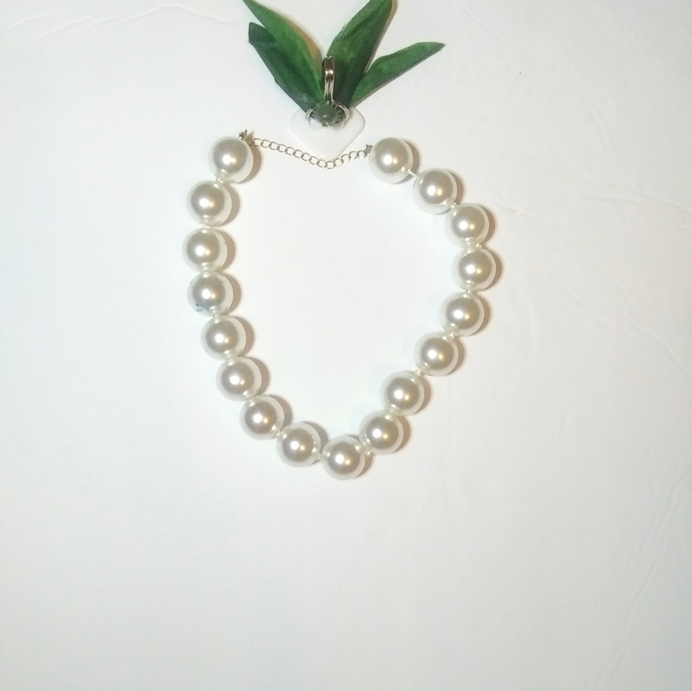 White Pearl Necklace with a Gold chain
